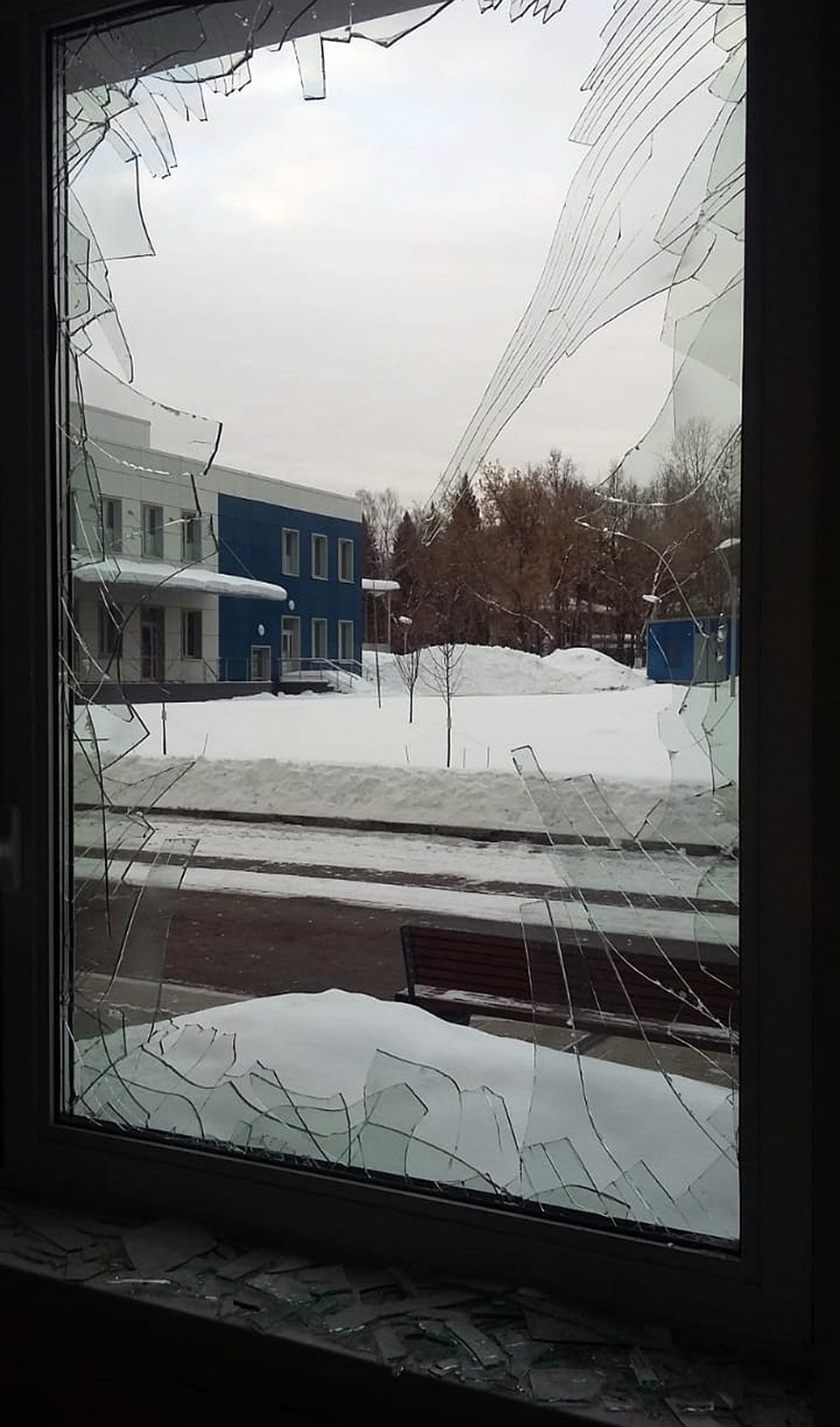Ударной волной выбило окна и обрушило подвесной потолок