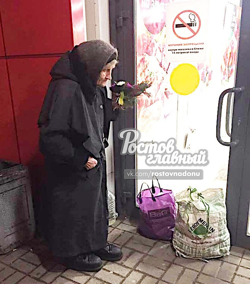 После этого снимка тысчи людей захотели помочь пожилой роствочанке. Фото: Группа Вконтакте "Ростов-Главный".