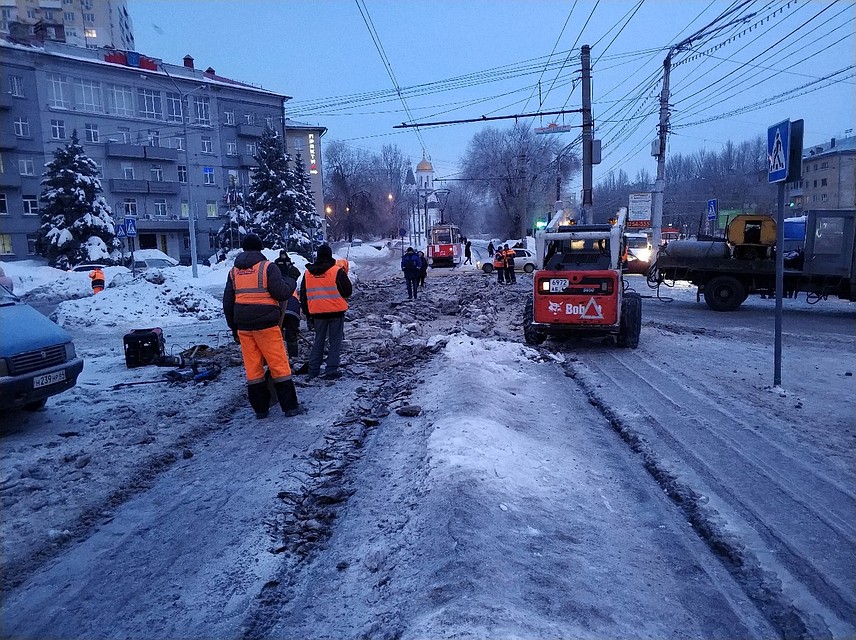 Сотрудники СГЭТ пытаются продолбить лед на путях. Фото соцсетей