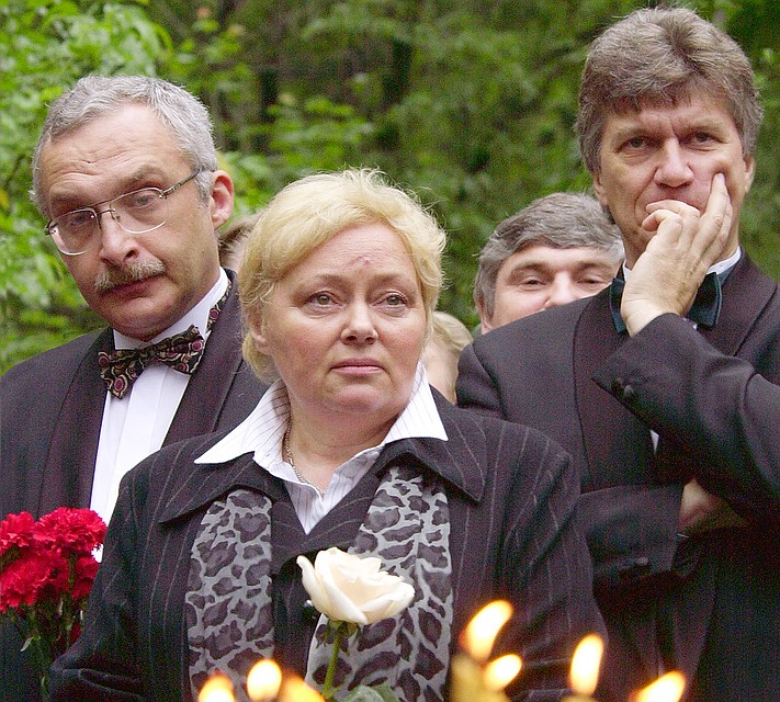 2003 год.Вдова Владимира Ворошилова Наталья Стеценко (в центре), знатоки Александр Друзь и Никита Шангин на открытии памятника создателю "Что? Где? Когда?" Владимиру Ворошилову. Фото Константина Кижеля (ИТАР-ТАСС)