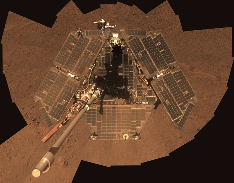 Opportunity, пока была жива, снимала сама себя. Этот вид - сверху.