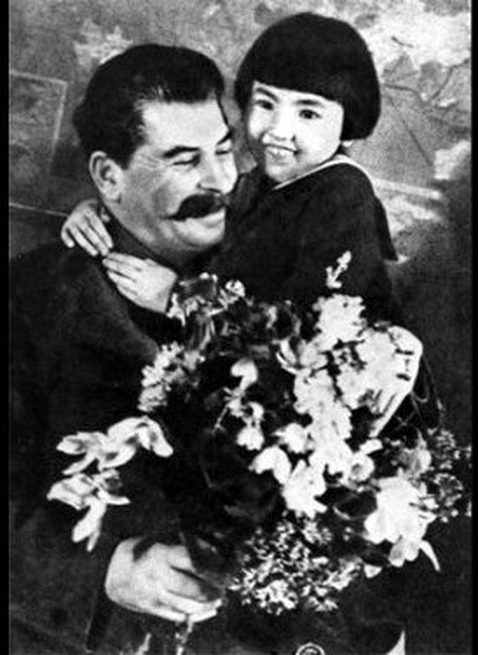 Эта фотография была растиражирована на множестве плакатов, став символом счастливого советского детства. ФОТО: wikipedia.org