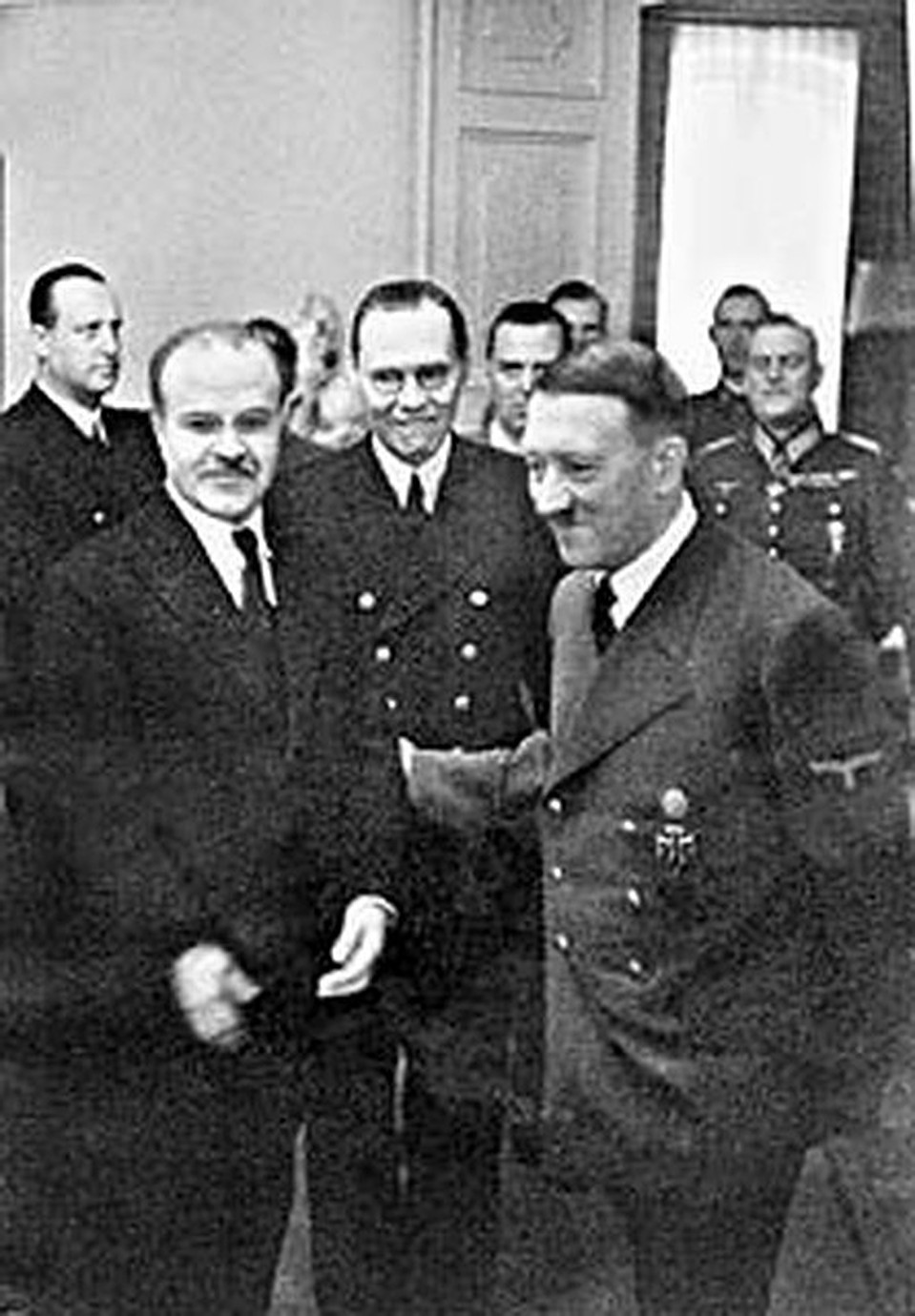 Вячеслав Молотов (на снимке слева) на встрече с Адольфом Гитлером. Берлин, ноябрь 1940-го. До нападения Германии на Советский Союз остается семь месяцев