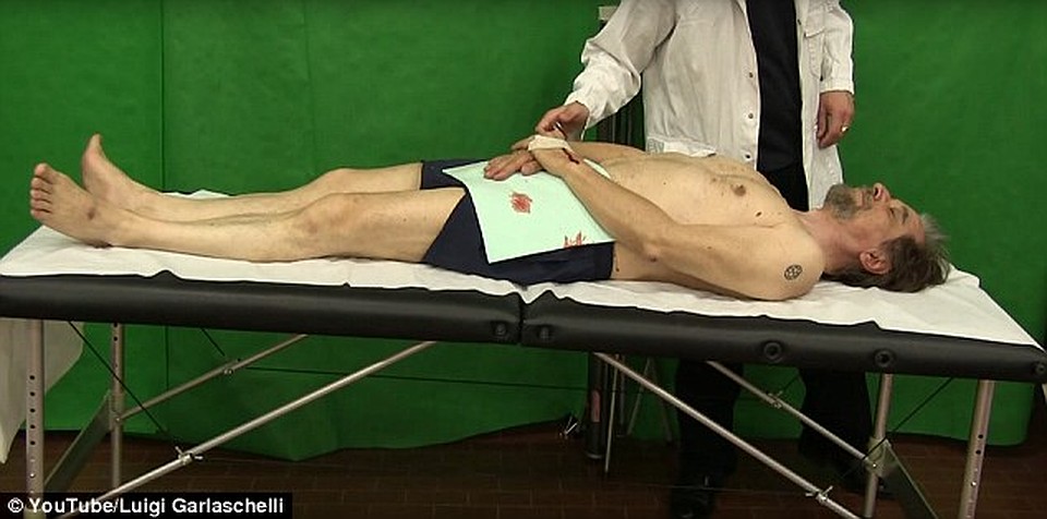 Подтеки крови промакивали и сравнивали с теми, которые имеются на плащанице.