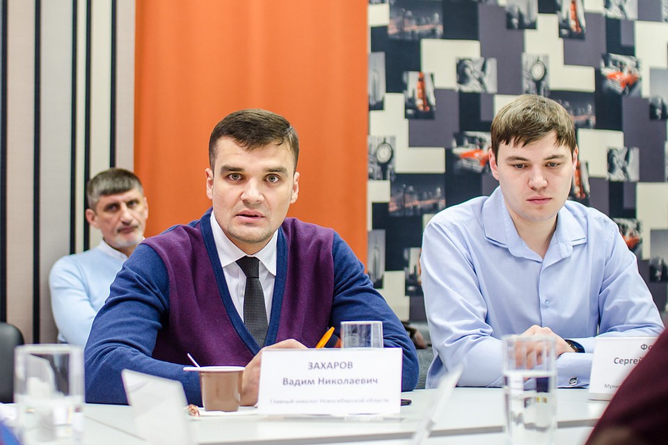 Вадим Николаевич Захаров, главный онколог Новосибирской области, заместитель главного врача по лечебной части Новосибирского областного онкологического диспансера (слева) Фото: Даба ДАБАЕВ