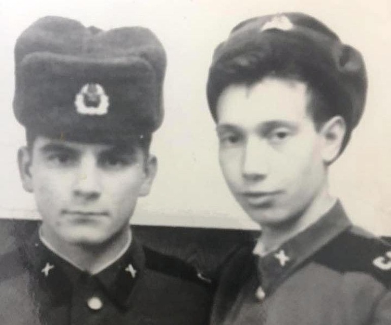 Слева шапка формованная, справа - зашитая. Впрочем, разницы не видно. Фото из архива Дмитрия Варфоломеева.