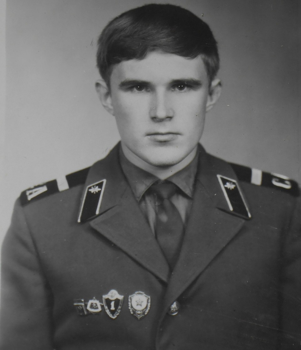 На парадке - стандартный набор значков: Отличник Советской Армии, знак специалиста 1 класса, ВСК 1 ступени. И еще - значок 1 разряда по классической борьбе.