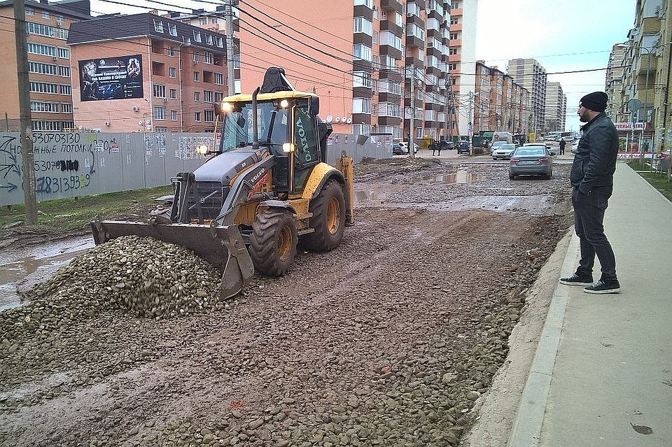 Жители за свои деньги засыпали ямы, но этого хватило не надолго