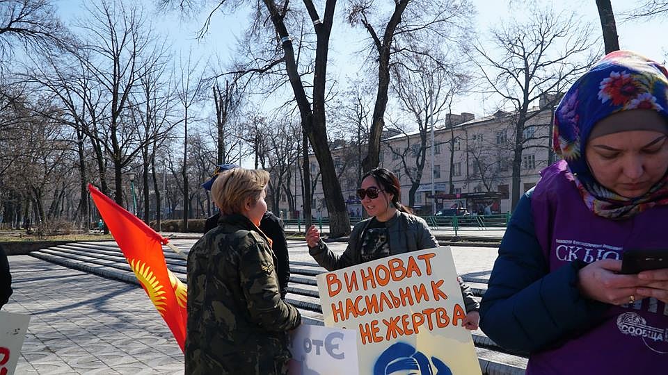 Марш солидарности проходит мимо окон Белого дома, громко выкрикивая все лозунги, написанные на плакатах Фото: СОЦСЕТИ