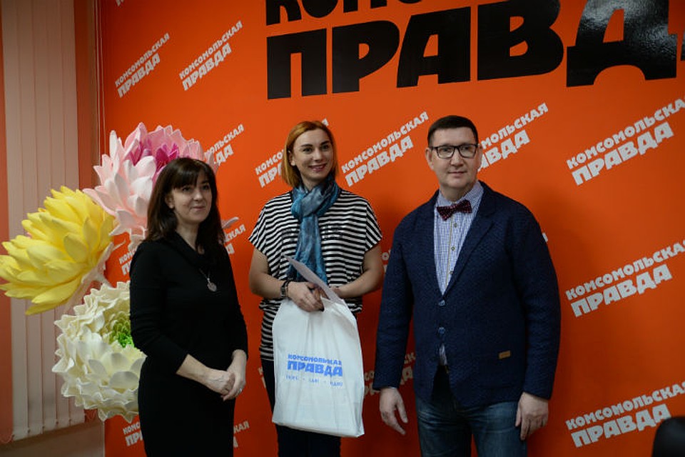 За Екатерину Ходяеву ее подарок получила коллега по работе Фото: Юрий НОВИКОВ