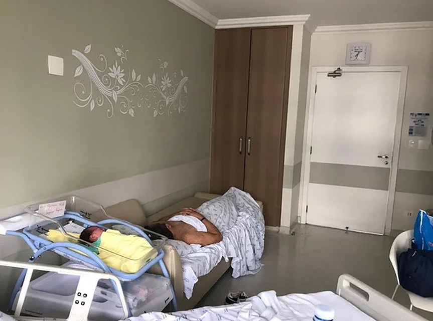 Палата в платном роддоме. На диванчике спит уставший папа. Фото: из личного архива героев материала.