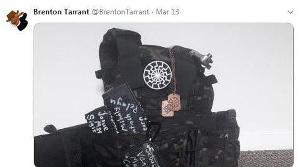С собой террористы захватили нашивки и жетоны с "символами ненависти".