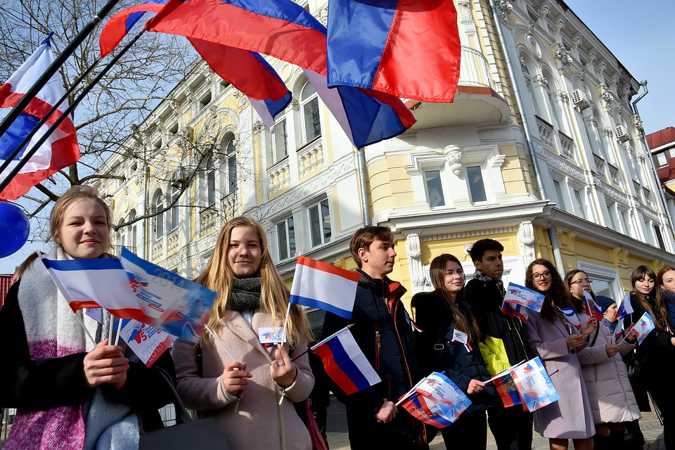 Тысячи симферопольцев вышли на шествие и митинг Фото: Виталий ПАРУБОВ