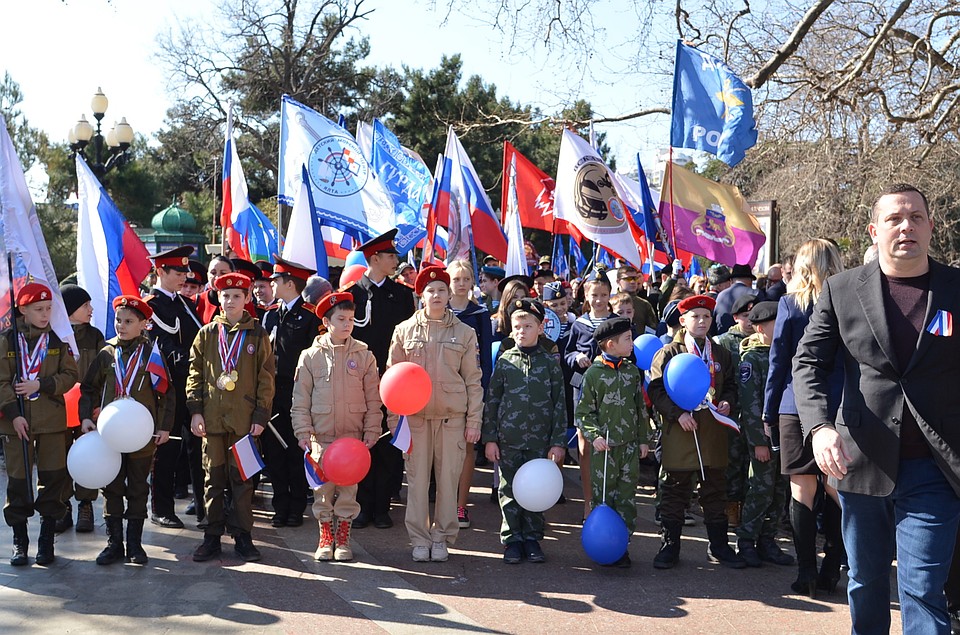 Колонна из военнослужащих, горожан и детей Фото: Елена МАСЛЕННИКОВА