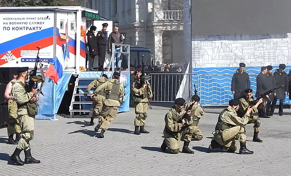 Военные знают, как и чем удивить зрителей. Фото: Дмитрий МЕТЁЛКИН