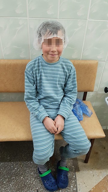 Ваня К. готовится к операции. Даже после всего случившегося мальчик не теряет позитива и улыбается. Фото: из личного архива.