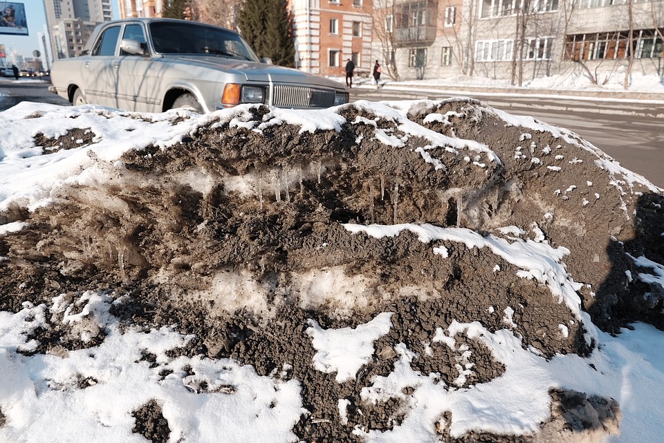 Грязь и снег на Фрунзе, 21. Фото: Даба ДАБАЕВ
