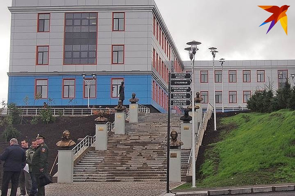 Помимо учебного корпуса на территории филиала Нахимовки в Мурманске находятся спальный корпус, крытый корпус с бассейном и ледовым катком. Фото: Виктор КОСТРОВ