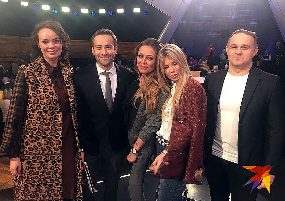Врач Василий Шуров (справа) с Юлией Началовой на шоу "Детектор Лжи"