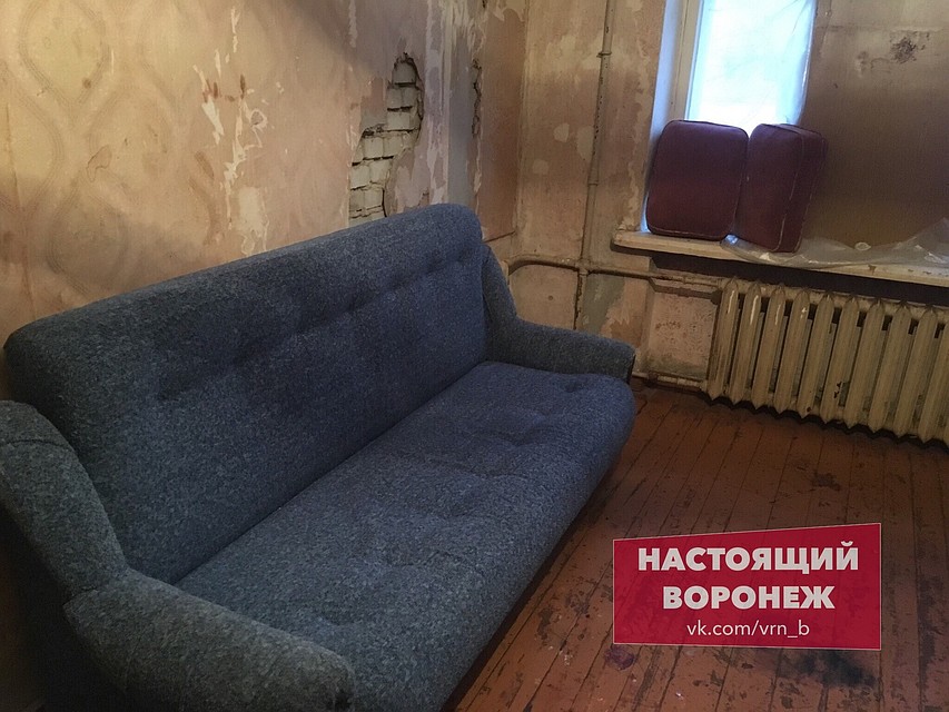Ребята купили привезли пенсионеру диван и холодильник. Фото: соцсети