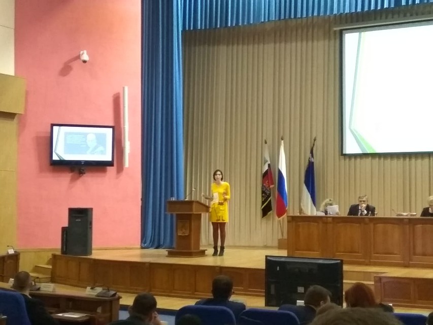 Кандидат в мэры Оксана Михайлик пришла с опозданием. Фото: Дарья КЛОПОВСКАЯ