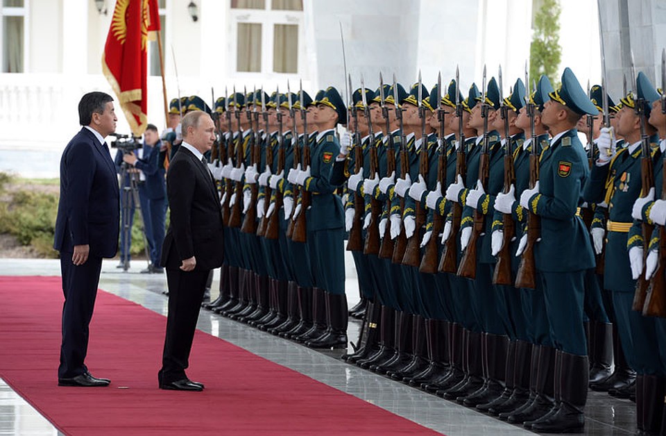 Роту почетного караула Путин поприветствовал на кыргызском языке. Фото: Султан ДОСАЛИЕВ