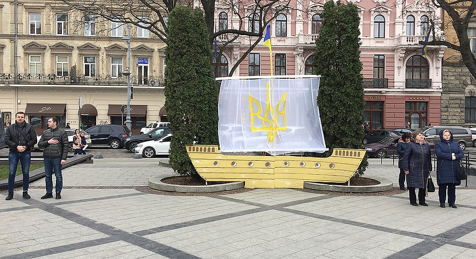 Исполнение гимна возле кораблика с "тризубом". Фото: Анастасия МАТВЕЕВА
