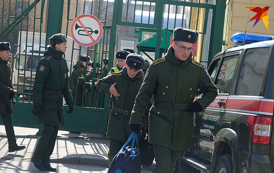 Сотрудники ФСБ и СК говорят, что это было «безоболочной взрывное устройство» Фото: Артем КИЛЬКИН