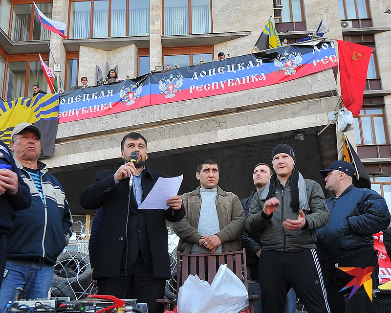 Апрель 2014 года. Денис Пушилин у здания Донецкой администрации. Фото: Евгения ГУСЕВА