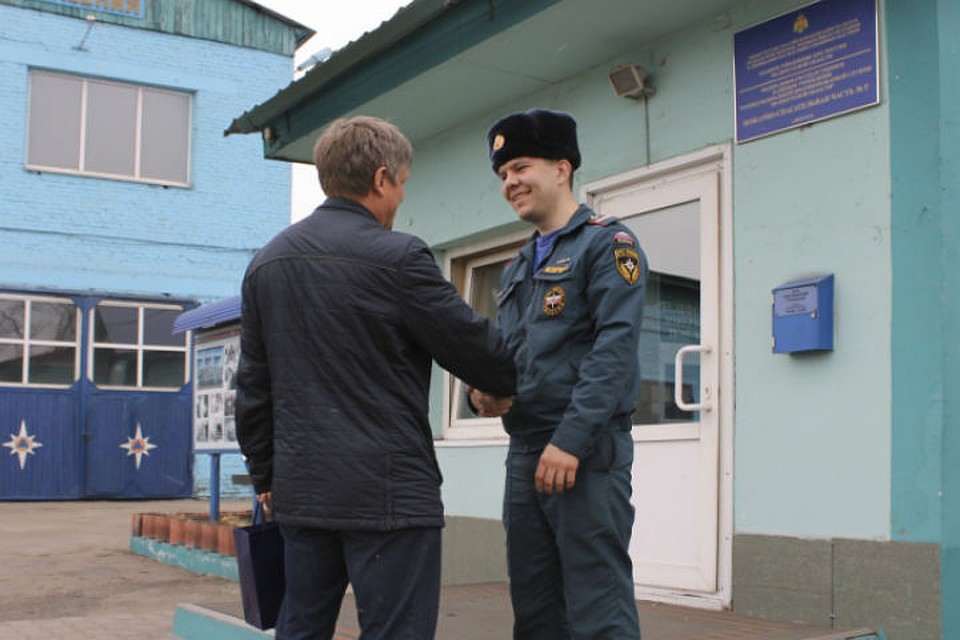 Евгений благодарит Геннадия Федорова за спасение сына. Фото: ГУ МЧС России по Иркутской области.