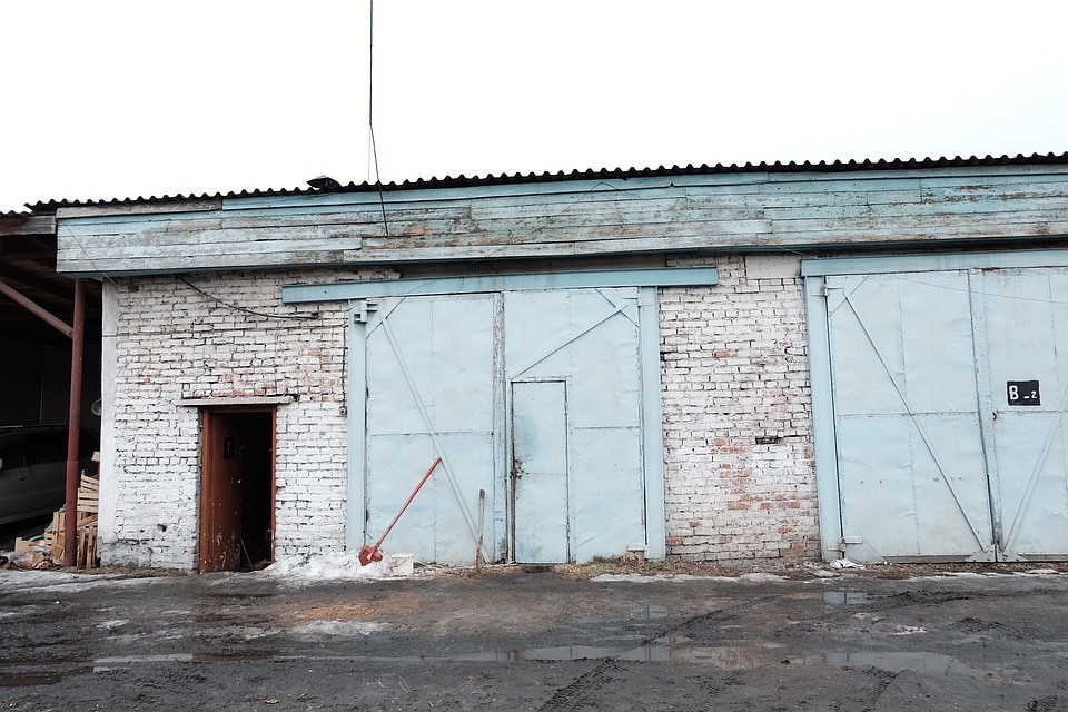 Цирковых животных держат в обычном гараже: в нем холодно и темно. Фото: Даба ДАБАЕВ