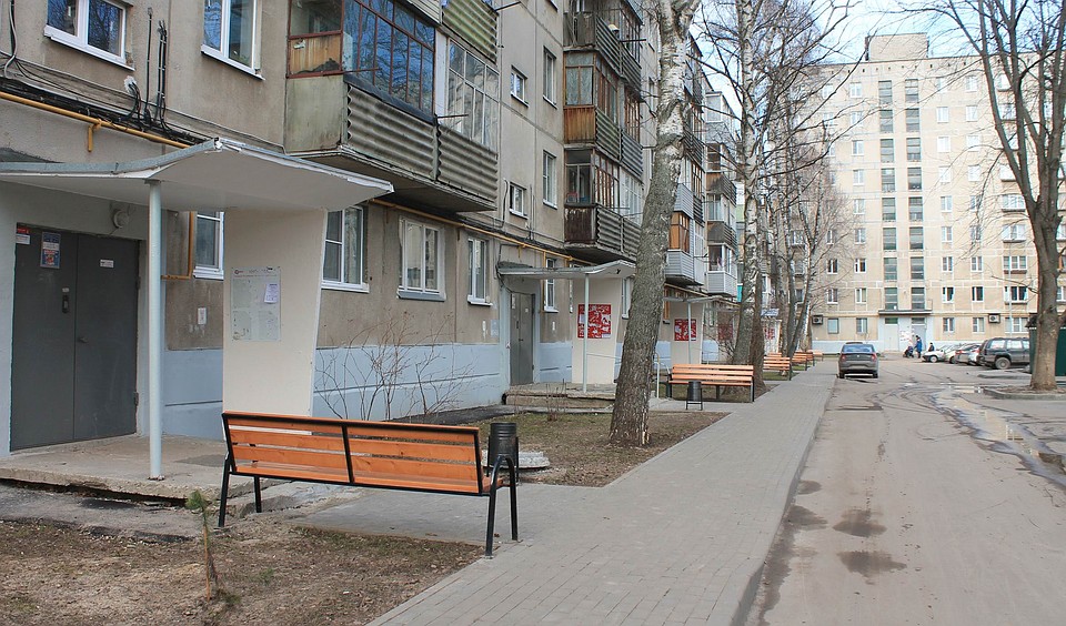 У каждого подъезда установлено по новой скамейке Фото: Владимир ФРОЛОВ