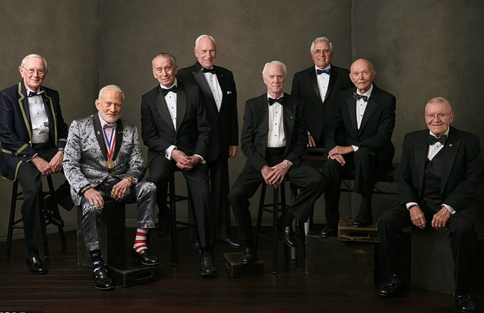 Астронавты лунных экспедиций, слева направо: Charles Duke (Apollo 16), Buzz Aldrin (Apollo 11), Walter Cunningham (Apollo 7), Al Worden (Apollo 15), Rusty Schweickart (Apollo 9), Harrison Schmitt (Apollo 17), Michael Collins (Apollo 11), Fred Haise (Apo