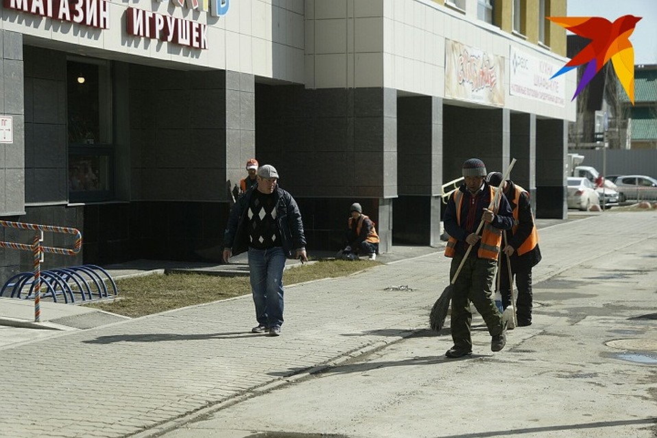 Также сюда пришли дворники, чтобы прибрать территорию Фото: Алексей БУЛАТОВ