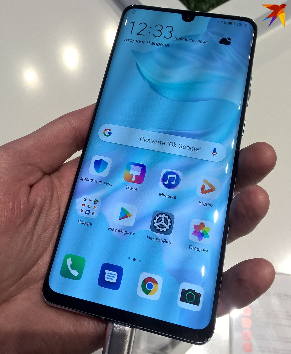Новейший смартфон Huawei P30 Pro уже продается за 2300 рублей. Фото: Геннадий МОЖЕЙКО