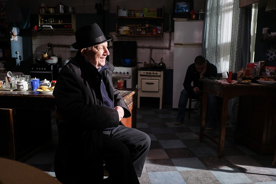 Георгий Штиль, увидев коммунальную квартиру, вспомнил о своем детстве в коммуналке. Фото: Артем КИЛЬКИН