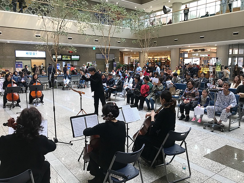 Сегодня в холле играет оркестр виолончелисток Cellophonia из города Сонгнам Фото: Светлана ВОЛКОВА