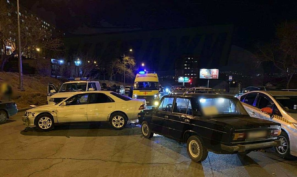 Водитель "Тойоты" разворачивался через двойную сплошную - и врезался в "Жигули" Фото: dps_vl