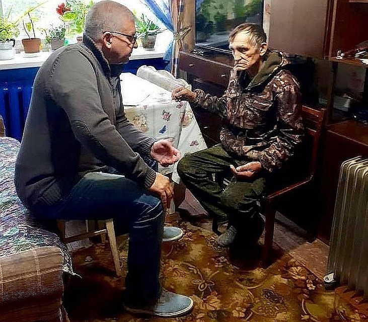 Депутат Госдумы Игорь Сапко приехал к ветерану в гости. Фото: страница в соцсети депутата.