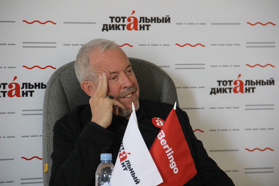 Андрей Макаревич диктовал текст в НГАУДИ. Фото: Вадим АЛЕКСЕЕВ