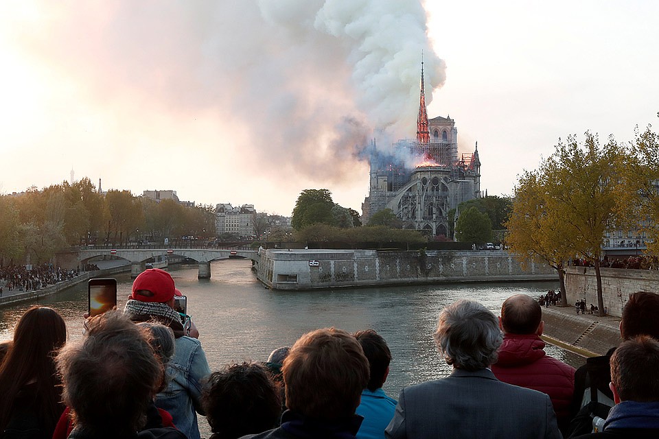 Парижане и многочисленные туристы наблюдали ужасающее зрелище. Фото: REUTERS