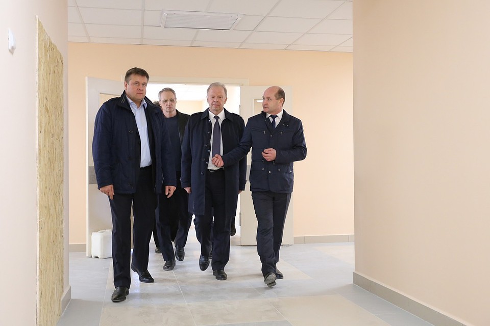 Вместе с губернатором на объект выезжали министр строительного комплекса Вячеслав Меньшов (справа) и министр здравоохранения Андрей Прилуцкий (в центре). Фото: правительство Рязанской области.
