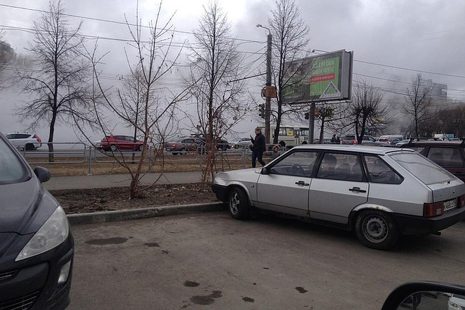 После коммунальной аварии улицы заволокло клубами пара. Фото: Вероника Рожкова.