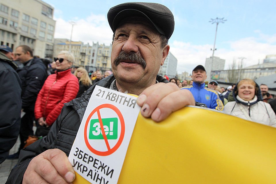 Сторонник Петра Порошенко на митинге в Киеве. Фото: GLOBAL LOOK PRESS