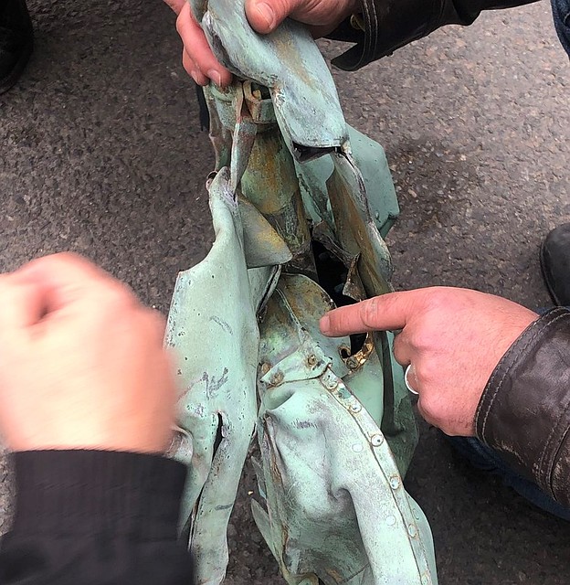 Медный петух немного деформировался при падении с крыши во время пожара Фото: СОЦСЕТИ