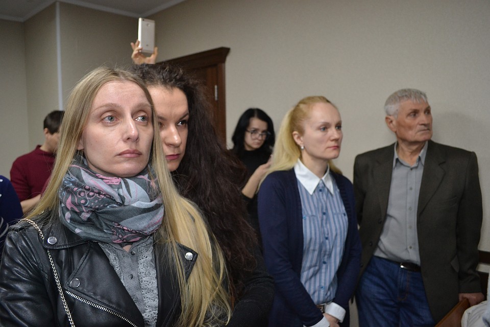 Слева Елена Корецкая, которая потеряла в аварии пятилетнюю дочь Фото: Алексей КУЧЕРЯВЫХ