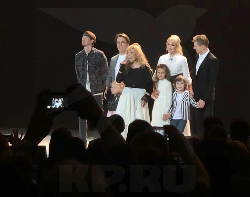 В финале концерта Примадонна вывела на сцену самых близких. Фото: Мария РЕМИЗОВА