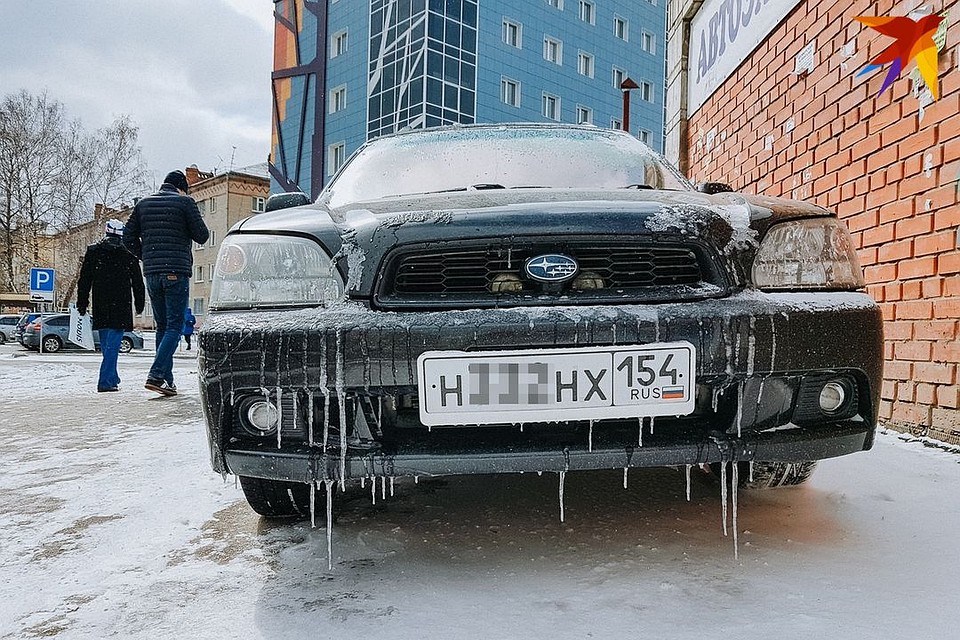 Автомобили из-за непогоды покрылись льдом. Фото: Даба ДАБАЕВ