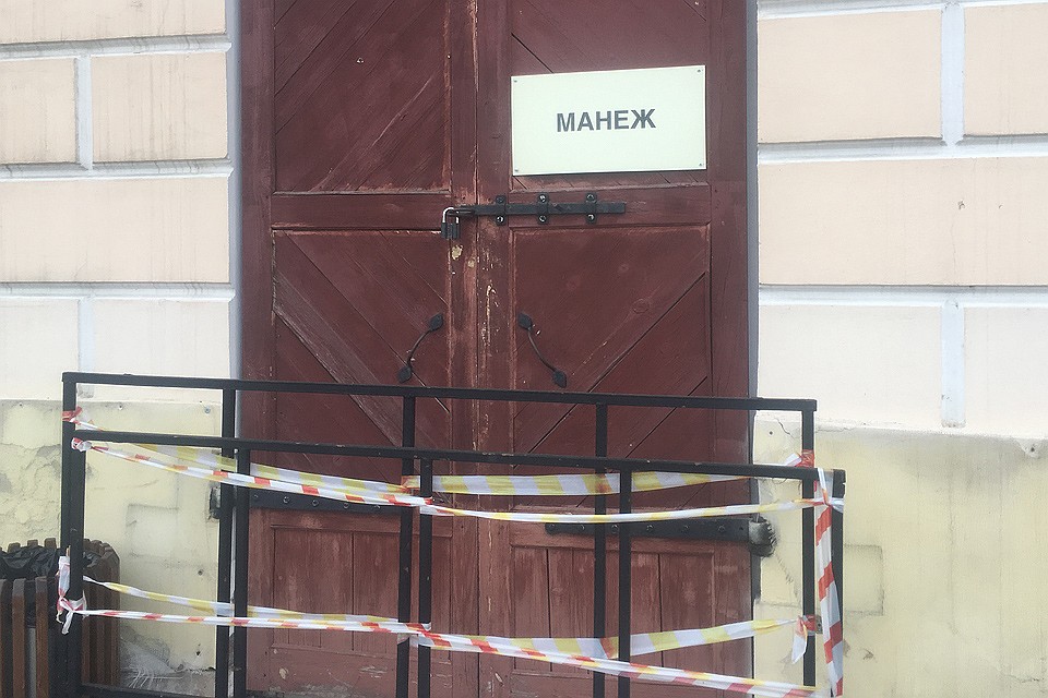 После происшествия вход в манеж закрыли. Фото: Павел КЛОКОВ