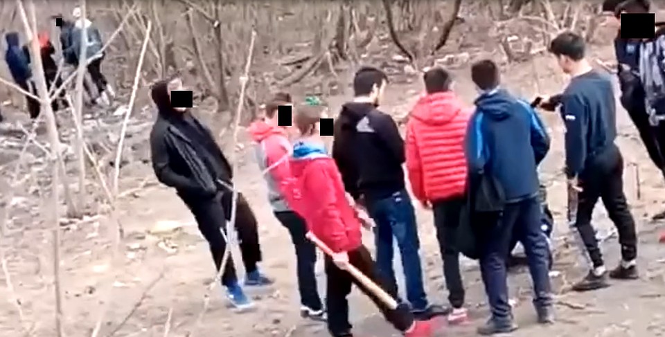 Под дулом пистолета школьника заставили извиниться. Скриншот видео